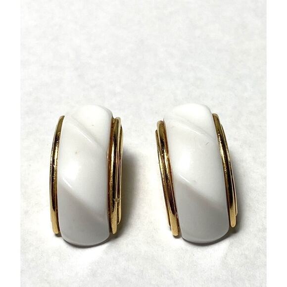 Avon 1988 Classic Twist White Plastic Gold Tone Post Earrings - Picture 2 of 8